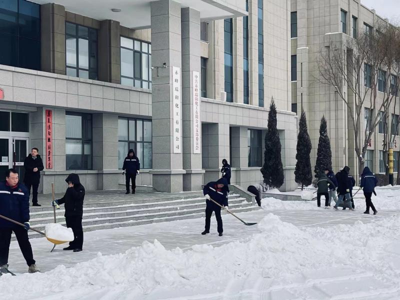 不畏嚴(yán)寒，除雪保安全出行